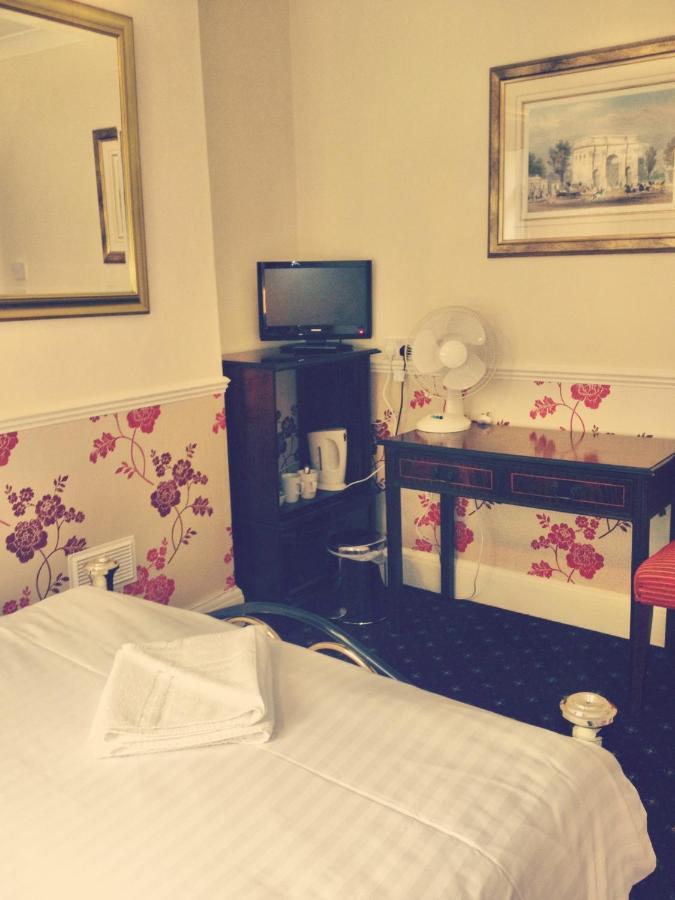 The Royal Standard Guest House Virginia Water Room photo